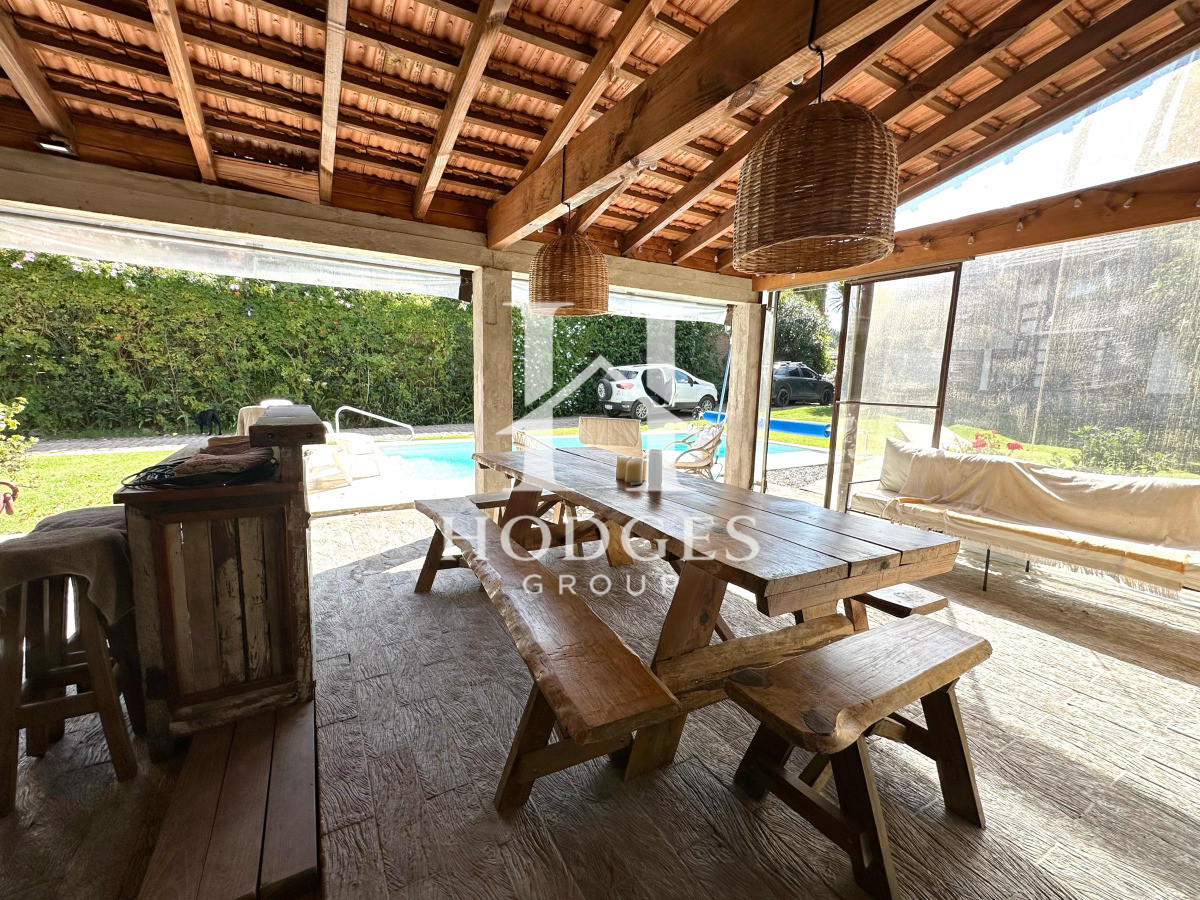 Casa ID.221 - Casa en Venta de 4 Dormitorios ubicada en Pinares, Punta del Este
