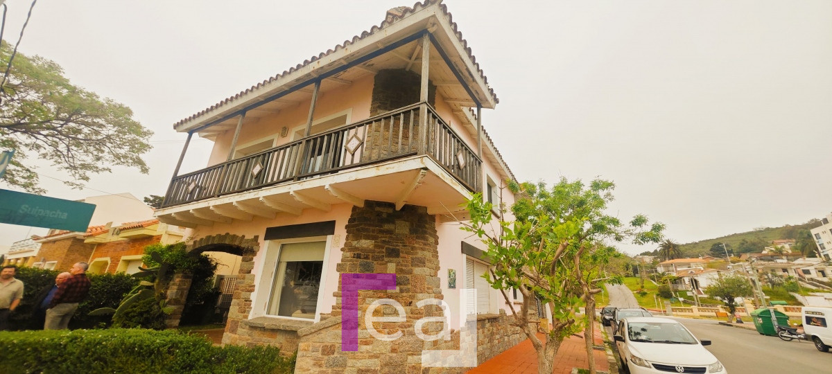 Casa ID.164 - Venta de Espectacular Casa Frente al Mar en  Piriápolis