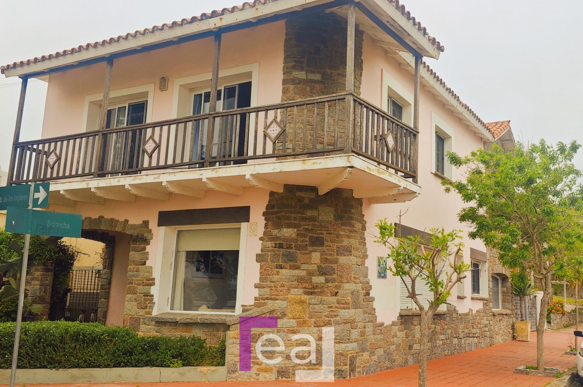 Casa ID.164 - Venta de Espectacular Casa Frente al Mar en  Piriápolis