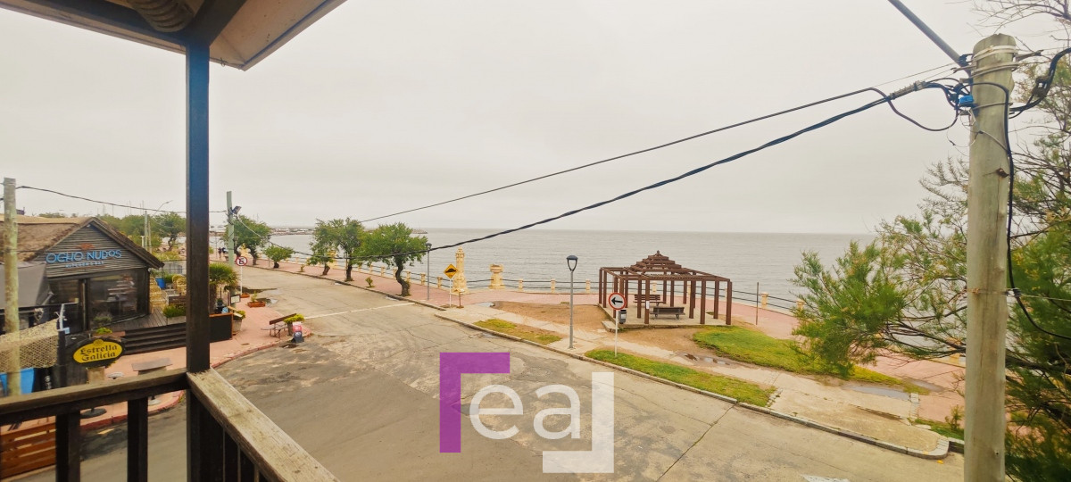 Casa ID.164 - Venta de Espectacular Casa Frente al Mar en  Piriápolis