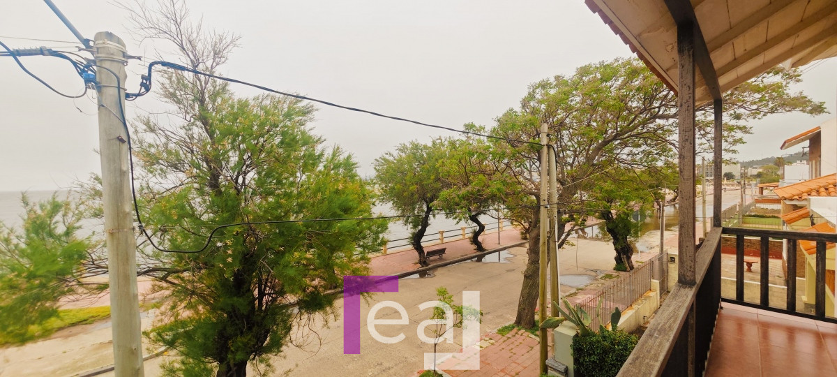 Casa ID.164 - Venta de Espectacular Casa Frente al Mar en  Piriápolis