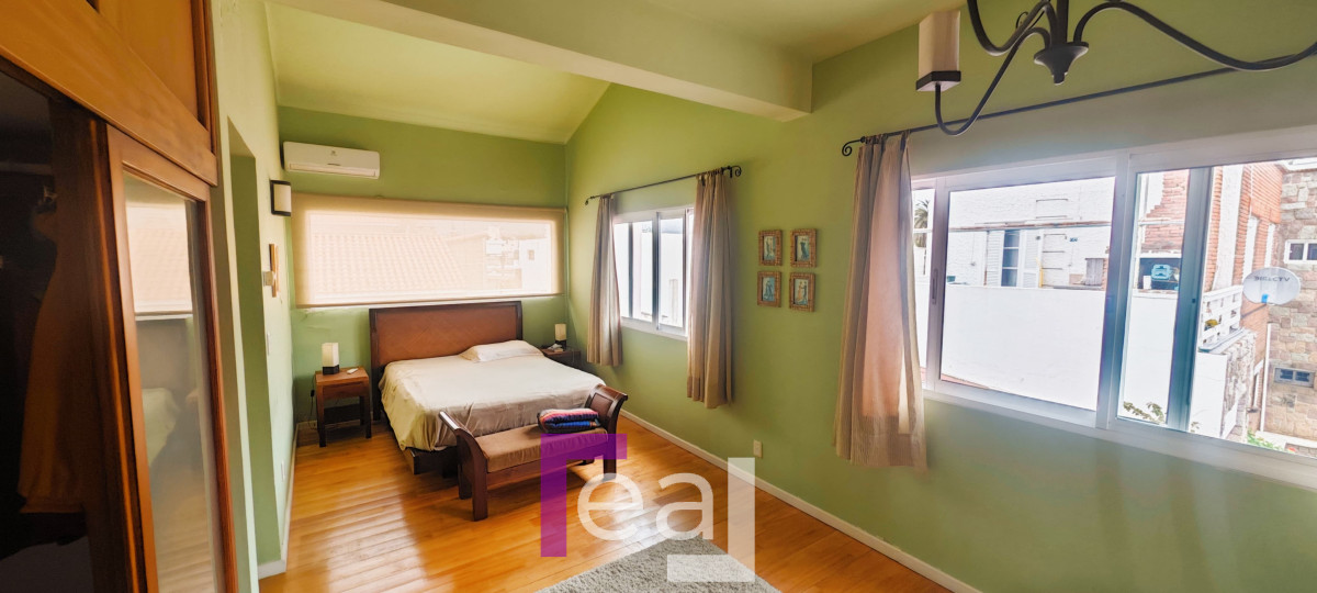 Casa ID.164 - Venta de Espectacular Casa Frente al Mar en  Piriápolis