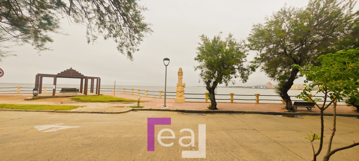 Casa ID.164 - Venta de Espectacular Casa Frente al Mar en  Piriápolis