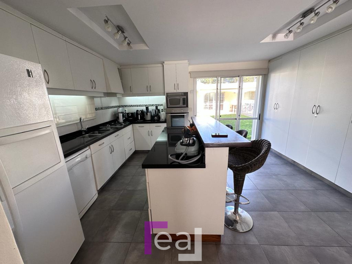 Casa ID.39 - Casa en Playa mansa, 4 Dormitorios, piscina terreno, impecable Punta del Este