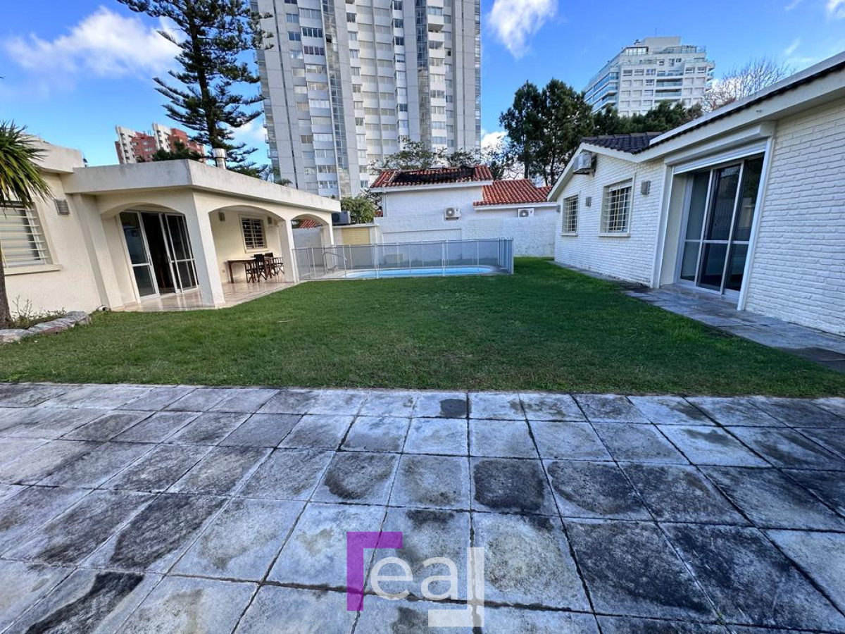 Casa ID.39 - Casa en Playa mansa, 4 Dormitorios, piscina terreno, impecable Punta del Este