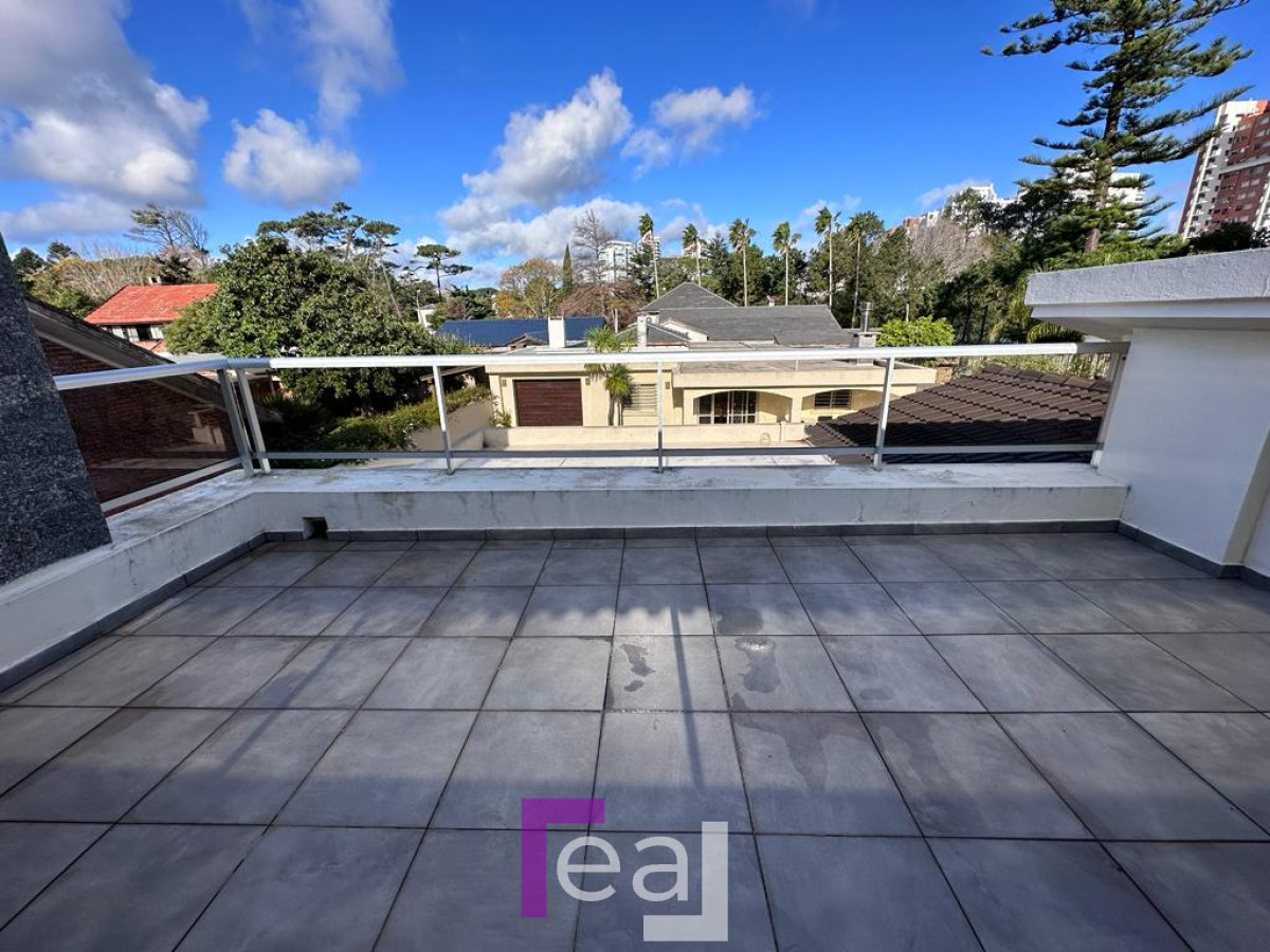 Casa ID.39 - Casa en Playa mansa, 4 Dormitorios, piscina terreno, impecable Punta del Este