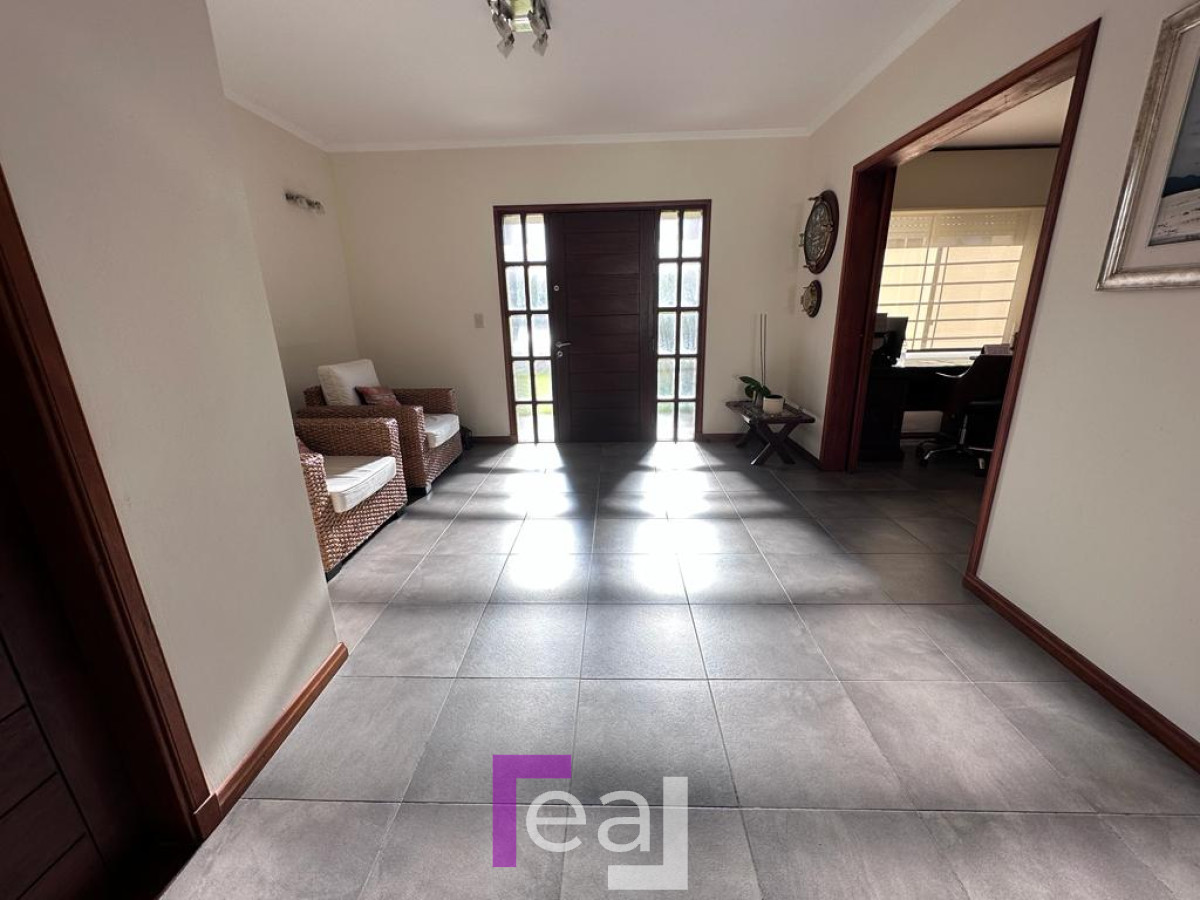 Casa ID.39 - Casa en Playa mansa, 4 Dormitorios, piscina terreno, impecable Punta del Este