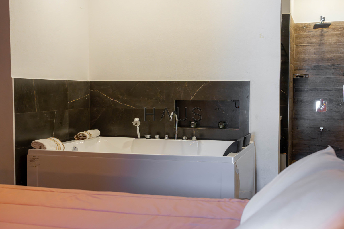 Casa ID.766 - Chalé 4 dorm 4 baños gran living, piscina grande + 2 deptos externos para renta. Terreno de 1700 m2 + 620 m2 construidos. Precio de Venta US$ 550.000.
