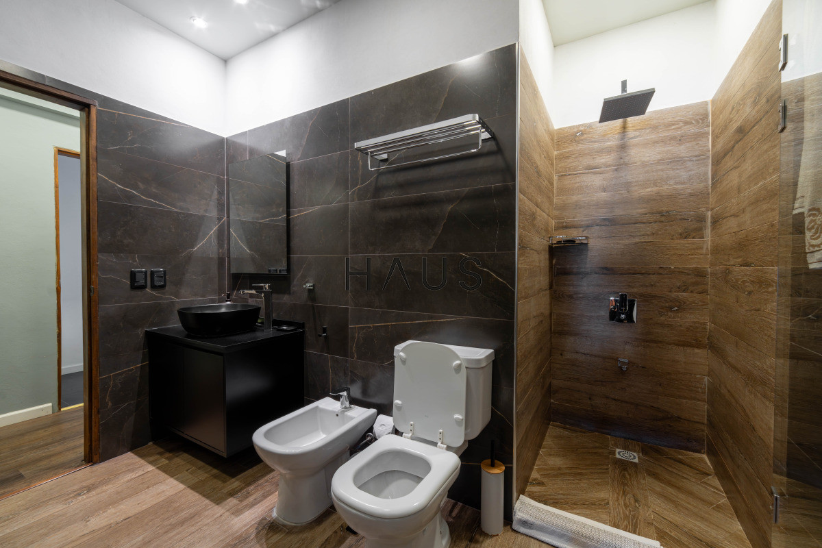 Casa ID.766 - Chalé 4 dorm 4 baños gran living, piscina grande + 2 deptos externos para renta. Terreno de 1700 m2 + 620 m2 construidos. Precio de Venta US$ 550.000.