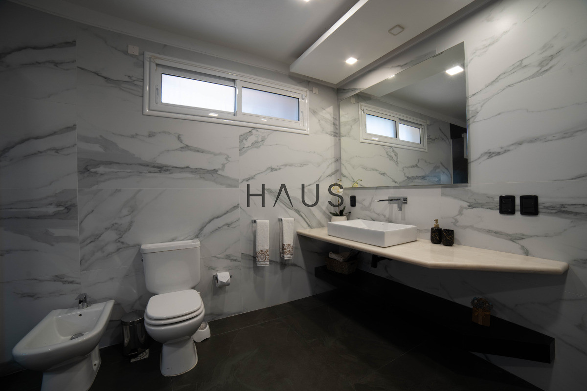 Casa ID.766 - Chalé 4 dorm 4 baños gran living, piscina grande + 2 deptos externos para renta. Terreno de 1700 m2 + 620 m2 construidos. Precio de Venta US$ 550.000.