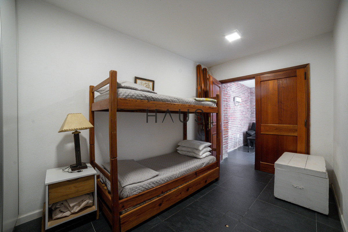 Casa ID.766 - Chalé 4 dorm 4 baños gran living, piscina grande + 2 deptos externos para renta. Terreno de 1700 m2 + 620 m2 construidos. Precio de Venta US$ 550.000.
