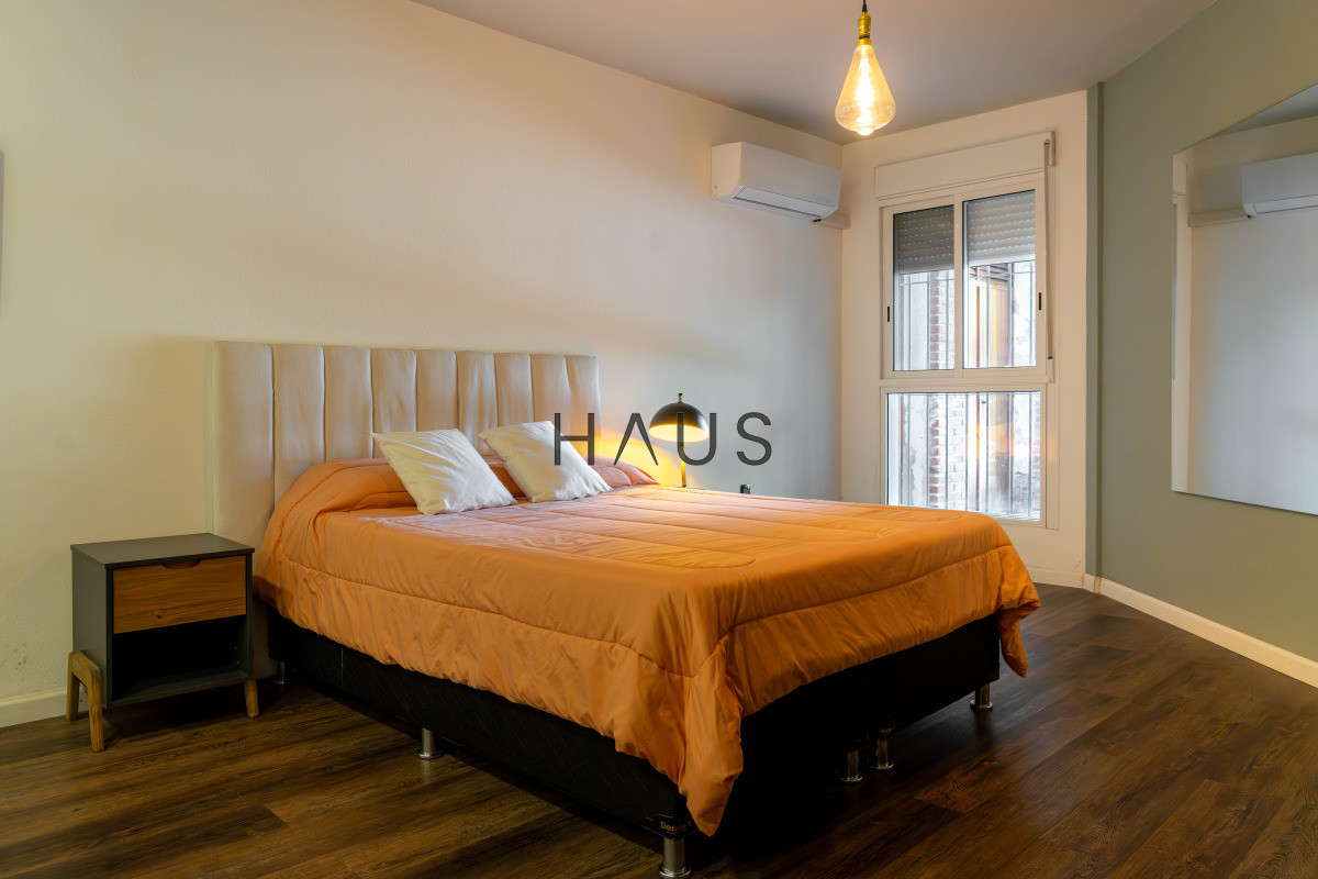Casa ID.766 - Chalé 4 dorm 4 baños gran living, piscina grande + 2 deptos externos para renta. Terreno de 1700 m2 + 620 m2 construidos. Precio de Venta US$ 550.000.
