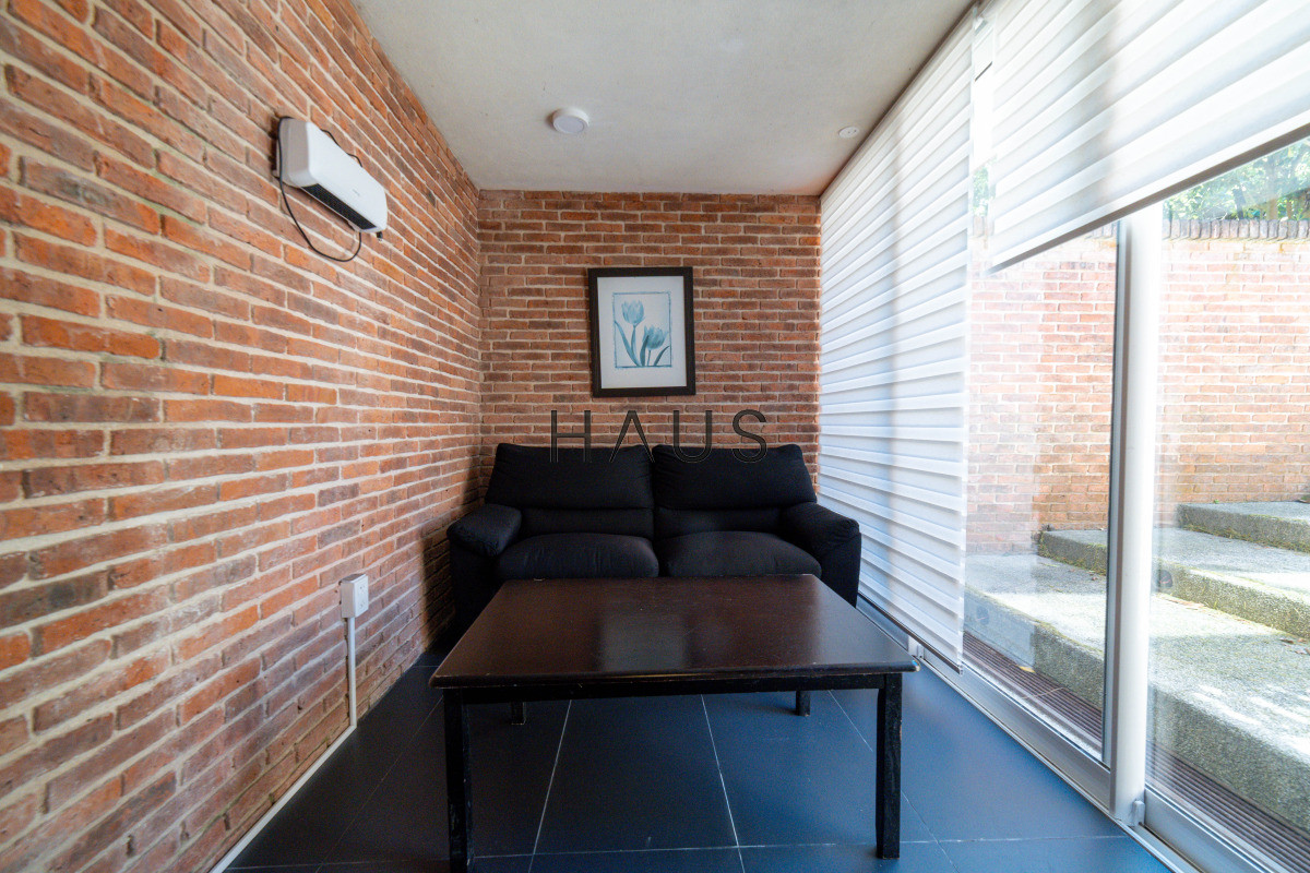 Casa ID.766 - Chalé 4 dorm 4 baños gran living, piscina grande + 2 deptos externos para renta. Terreno de 1700 m2 + 620 m2 construidos. Precio de Venta US$ 550.000.