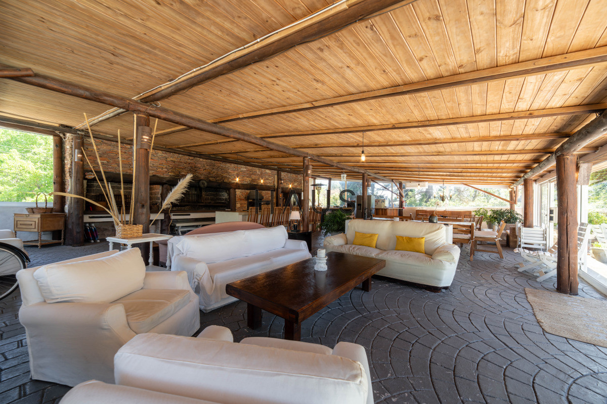 Casa ID.766 - Chalé 4 dorm 4 baños gran living, piscina grande + 2 deptos externos para renta. Terreno de 1700 m2 + 620 m2 construidos. Precio de Venta US$ 550.000.