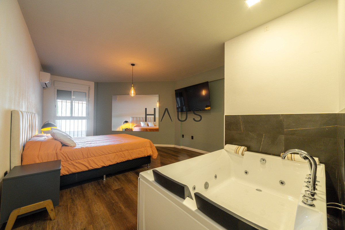 Casa ID.766 - Chalé 4 dorm 4 baños gran living, piscina grande + 2 deptos externos para renta. Terreno de 1700 m2 + 620 m2 construidos. Precio de Venta US$ 550.000.