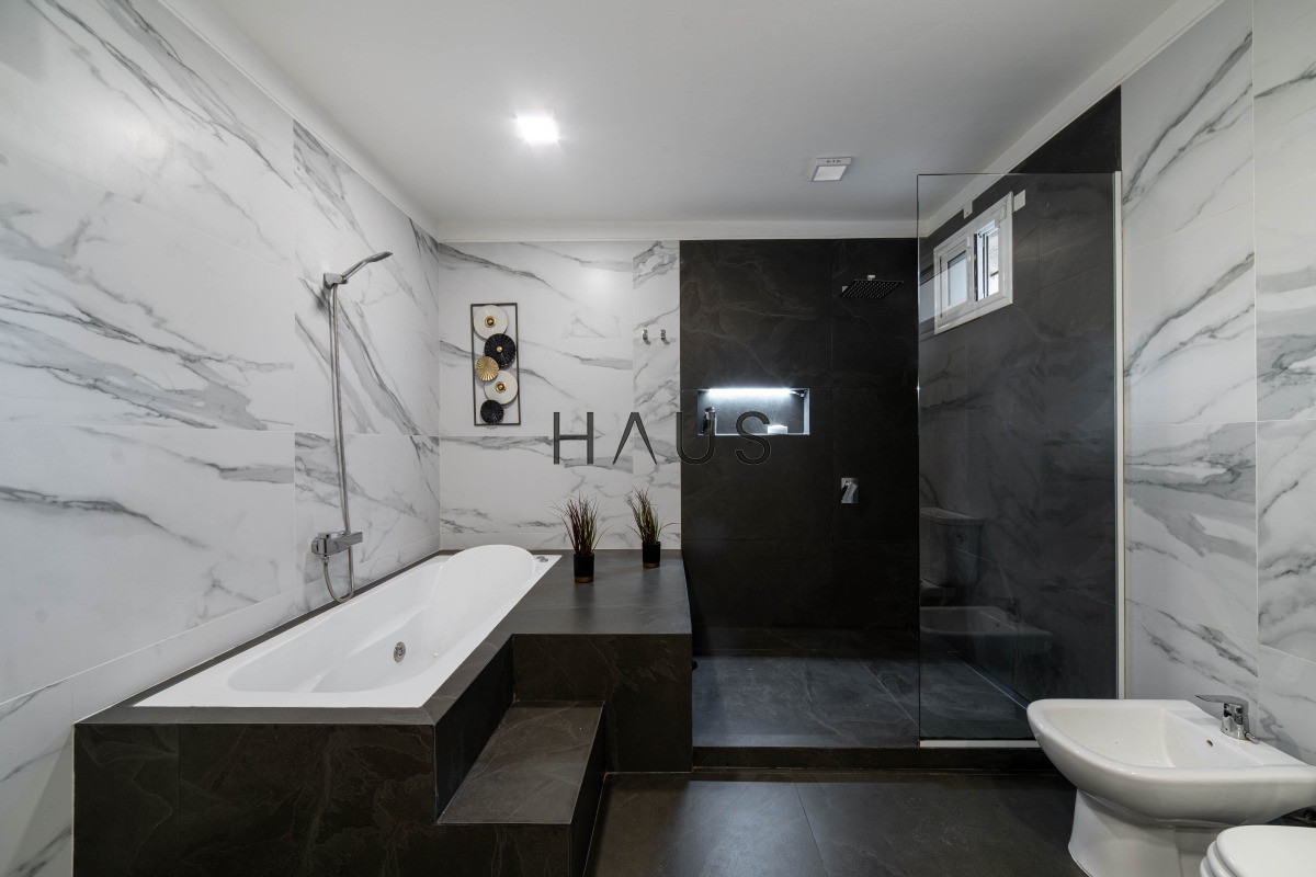 Casa ID.766 - Chalé 4 dorm 4 baños gran living, piscina grande + 2 deptos externos para renta. Terreno de 1700 m2 + 620 m2 construidos. Precio de Venta US$ 550.000.