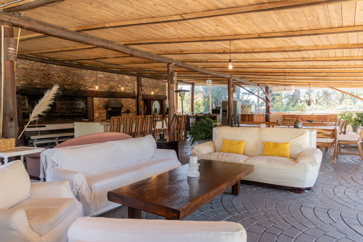 Casa ID.766 - Chalé 4 dorm 4 baños gran living, piscina grande + 2 deptos externos para renta. Terreno de 1700 m2 + 620 m2 construidos. Precio de Venta US$ 550.000.