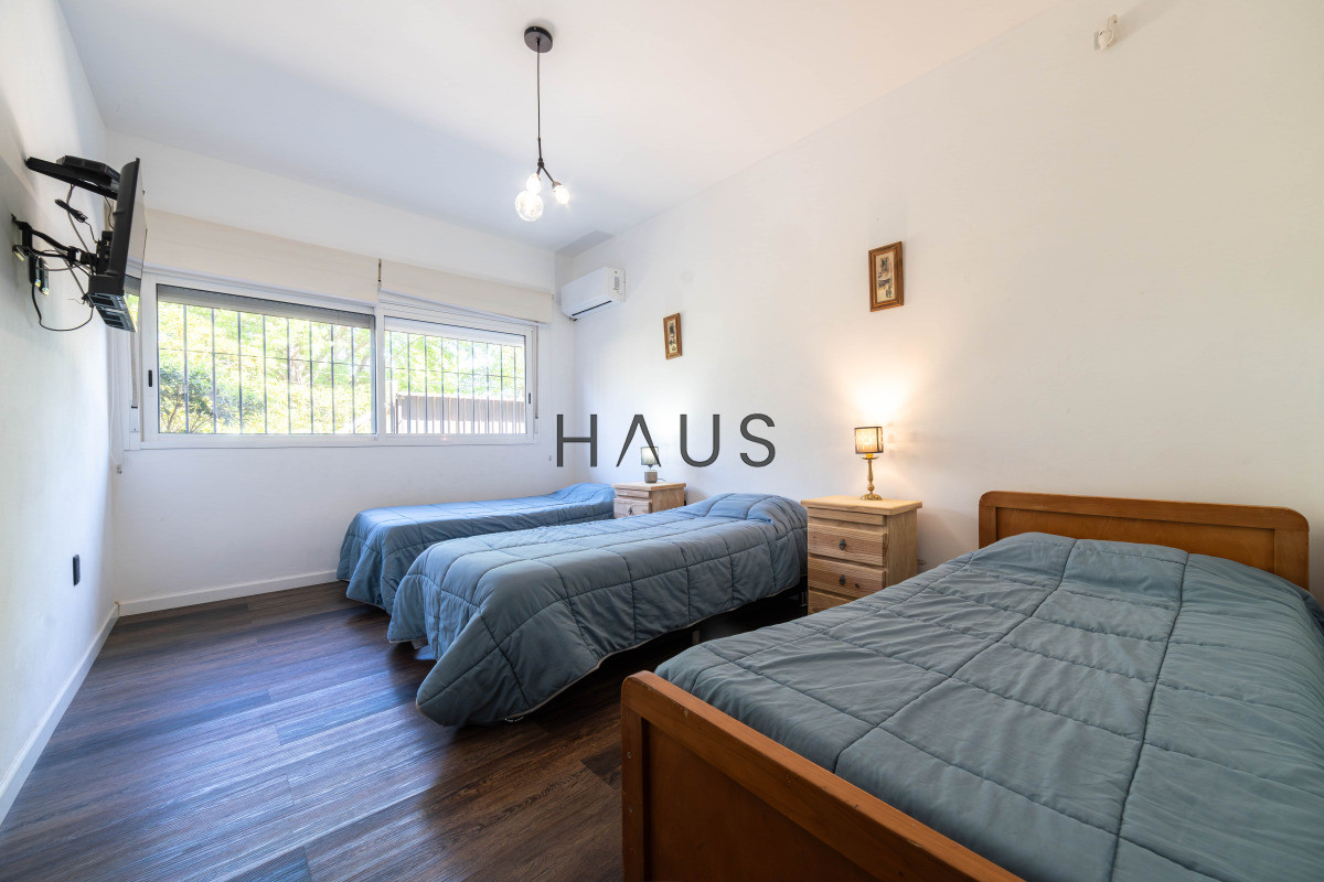 Casa ID.766 - Chalé 4 dorm 4 baños gran living, piscina grande + 2 deptos externos para renta. Terreno de 1700 m2 + 620 m2 construidos. Precio de Venta US$ 550.000.