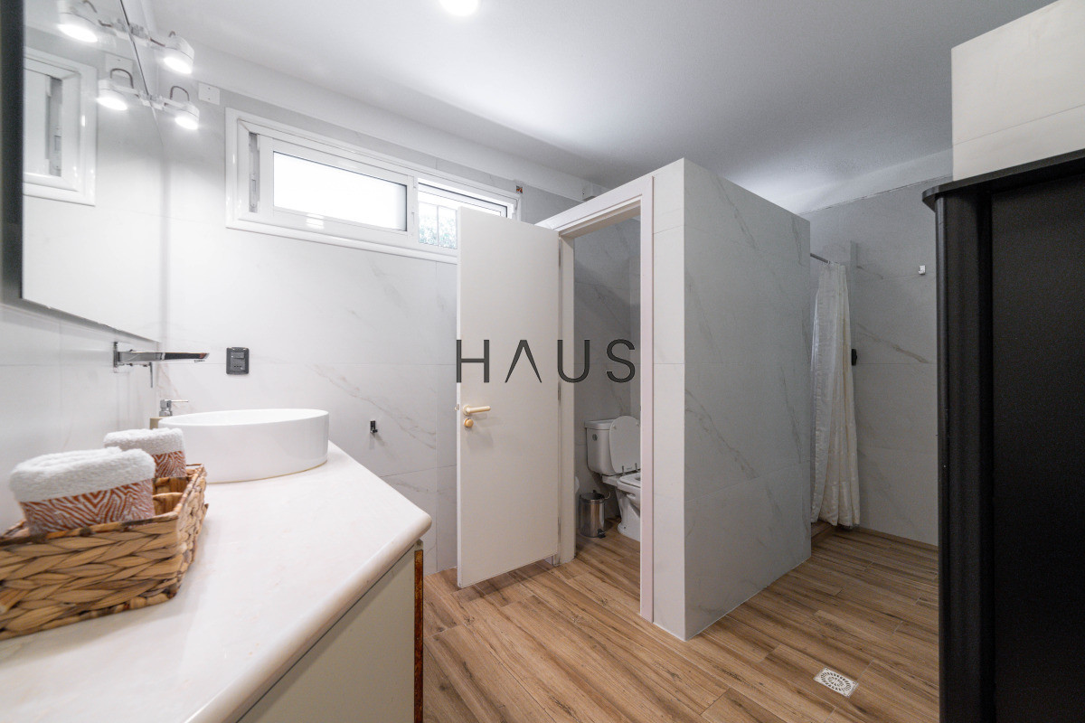 Casa ID.766 - Chalé 4 dorm 4 baños gran living, piscina grande + 2 deptos externos para renta. Terreno de 1700 m2 + 620 m2 construidos. Precio de Venta US$ 550.000.