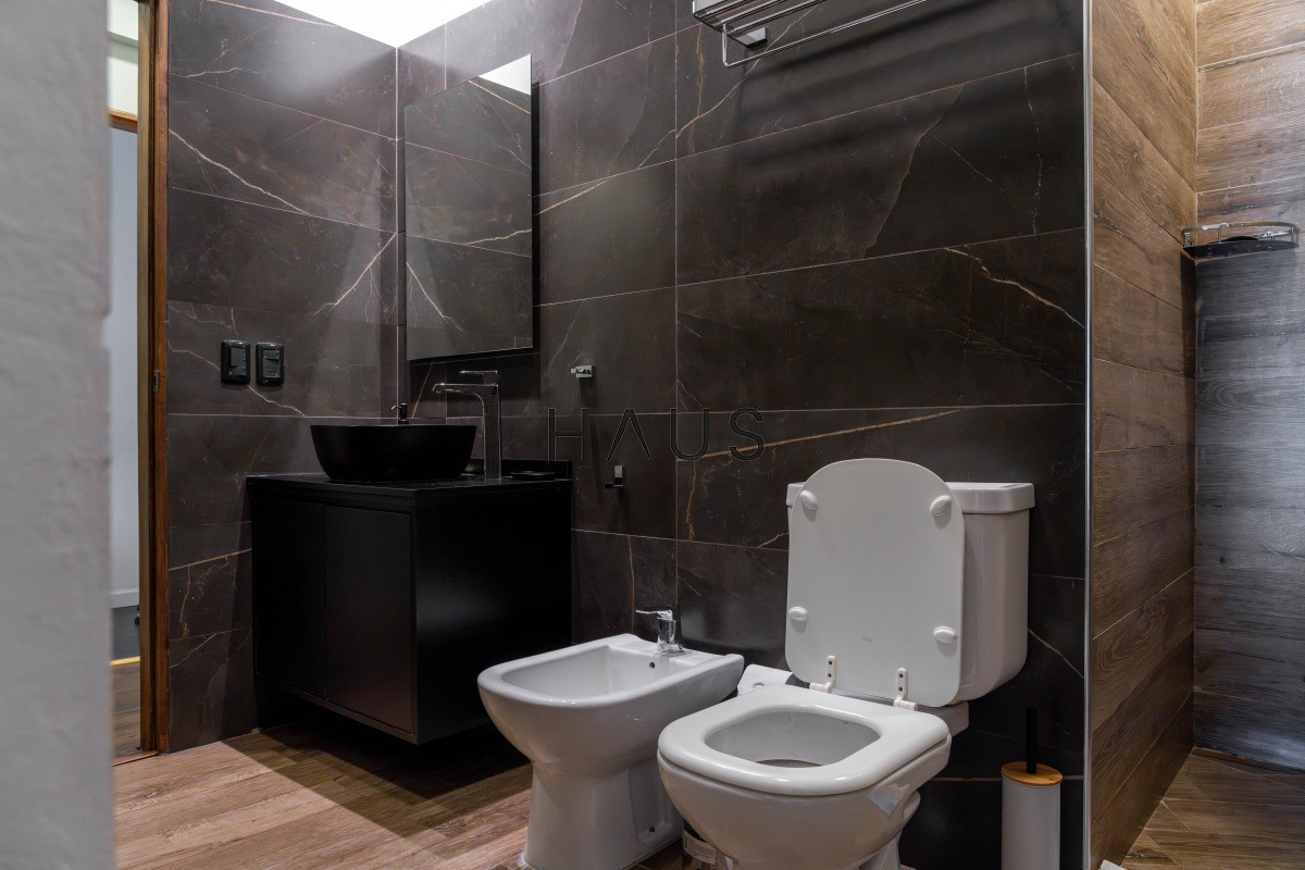 Casa ID.766 - Chalé 4 dorm 4 baños gran living, piscina grande + 2 deptos externos para renta. Terreno de 1700 m2 + 620 m2 construidos. Precio de Venta US$ 550.000.