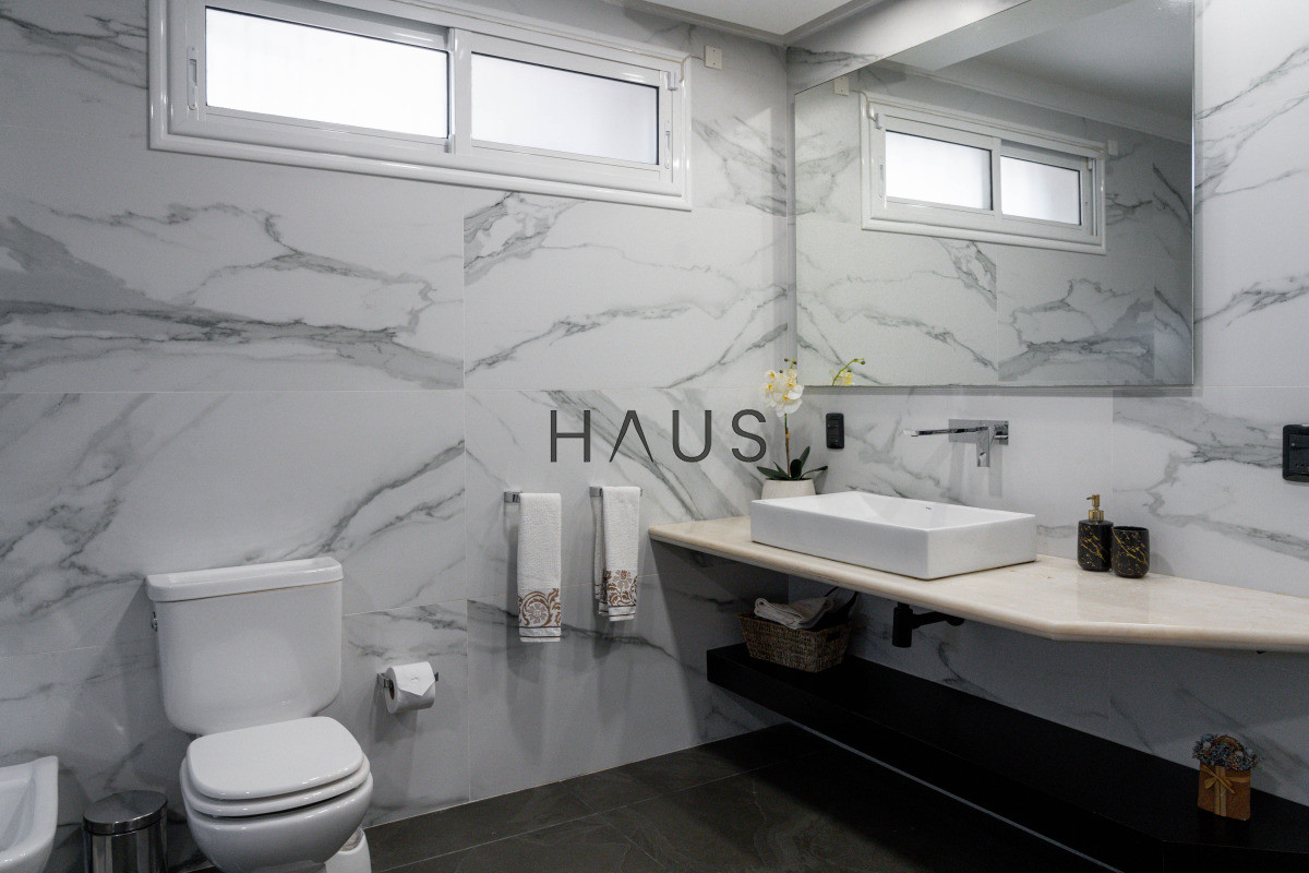 Casa ID.766 - Chalé 4 dorm 4 baños gran living, piscina grande + 2 deptos externos para renta. Terreno de 1700 m2 + 620 m2 construidos. Precio de Venta US$ 550.000.