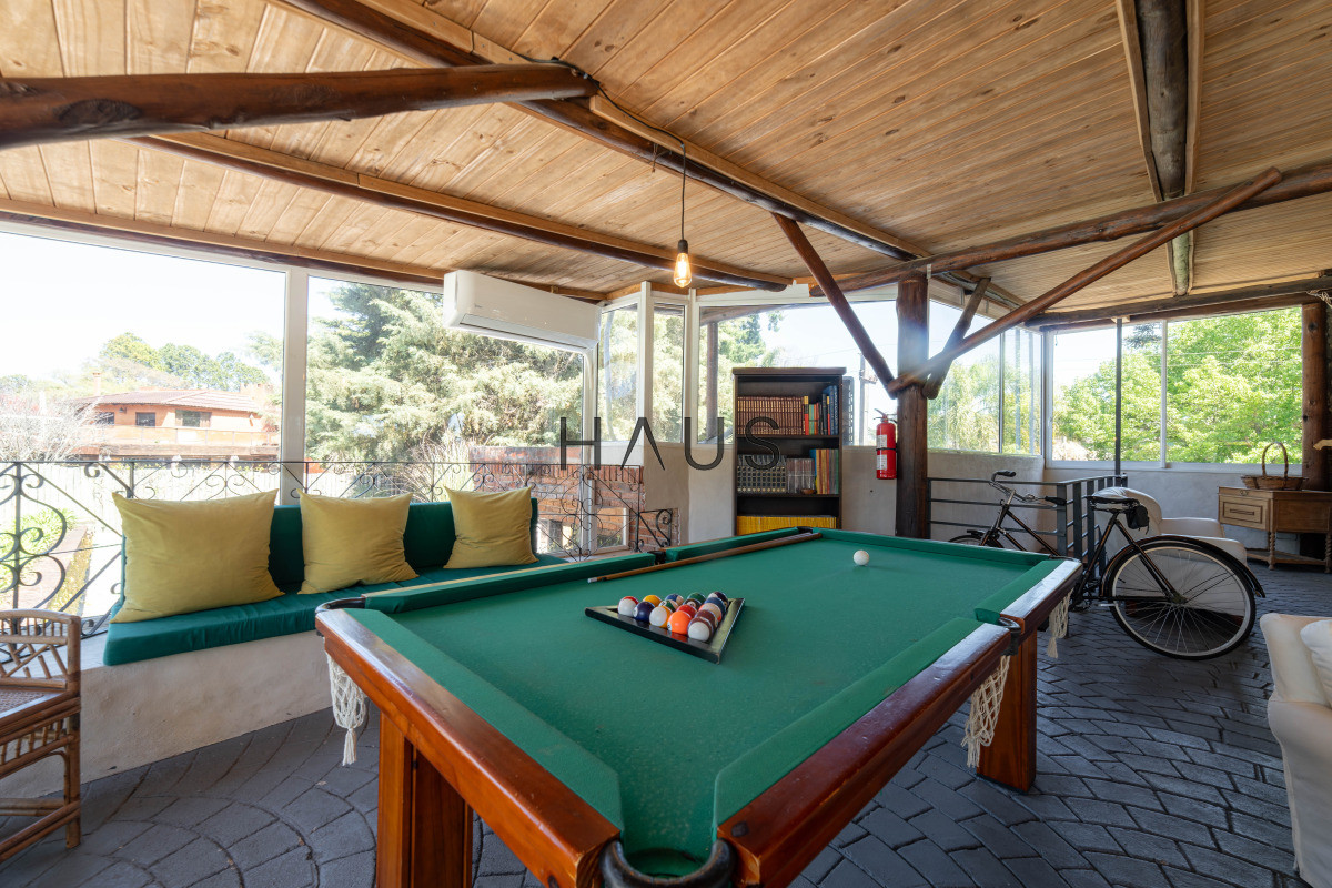 Casa ID.766 - Chalé 4 dorm 4 baños gran living, piscina grande + 2 deptos externos para renta. Terreno de 1700 m2 + 620 m2 construidos. Precio de Venta US$ 550.000.