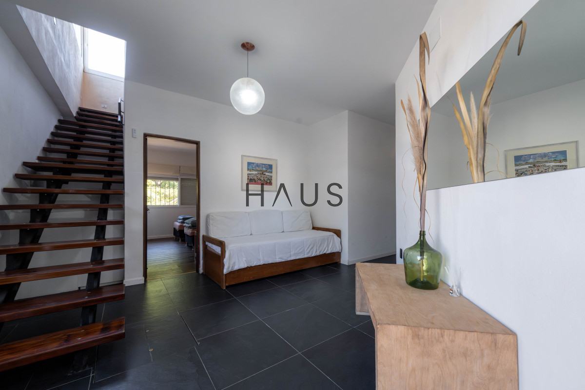 Casa ID.766 - Chalé 4 dorm 4 baños gran living, piscina grande + 2 deptos externos para renta. Terreno de 1700 m2 + 620 m2 construidos. Precio de Venta US$ 550.000.