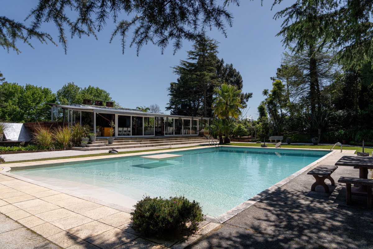 Casa ID.766 - Chalé 4 dorm 4 baños gran living, piscina grande + 2 deptos externos para renta. Terreno de 1700 m2 + 620 m2 construidos. Precio de Venta US$ 550.000.
