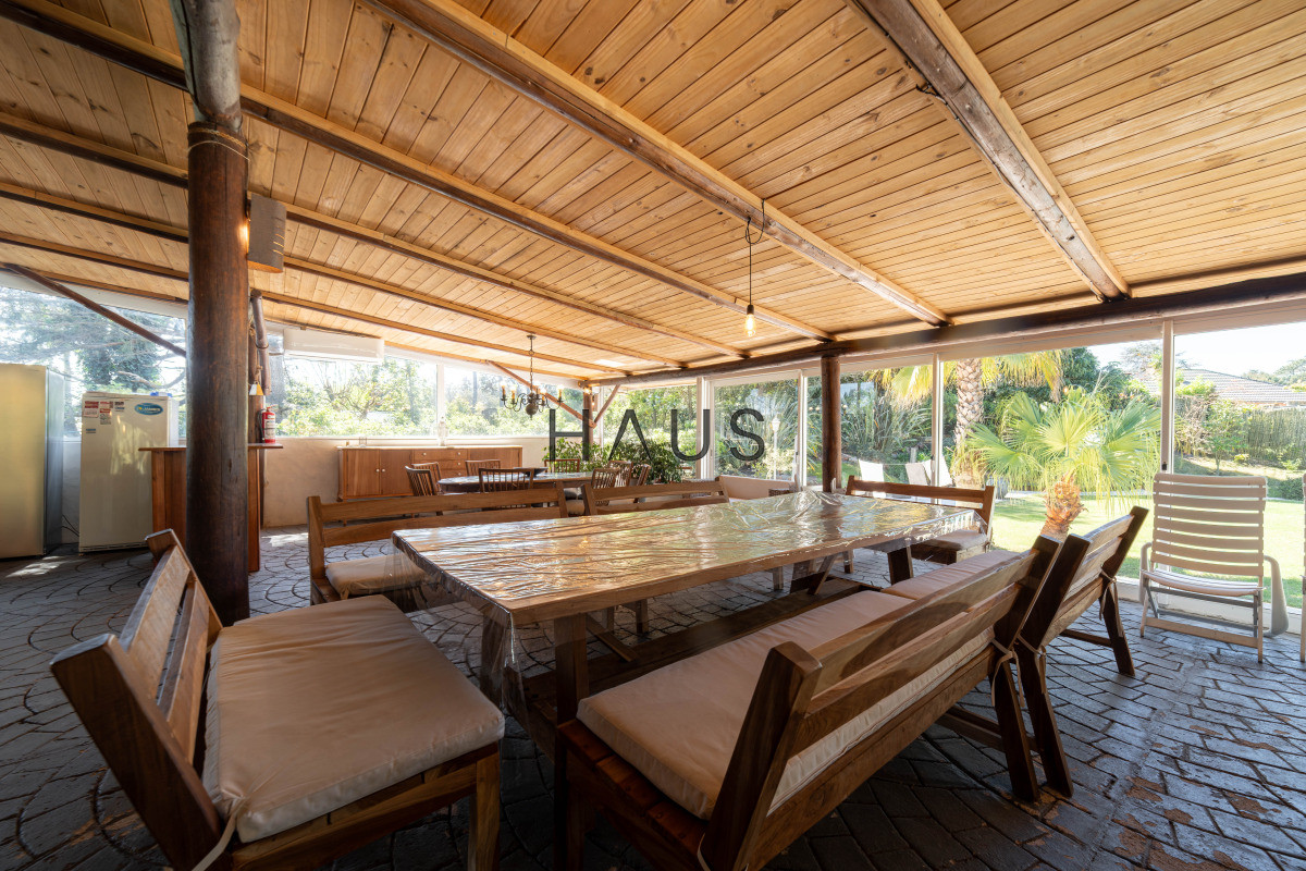 Casa ID.766 - Chalé 4 dorm 4 baños gran living, piscina grande + 2 deptos externos para renta. Terreno de 1700 m2 + 620 m2 construidos. Precio de Venta US$ 550.000.