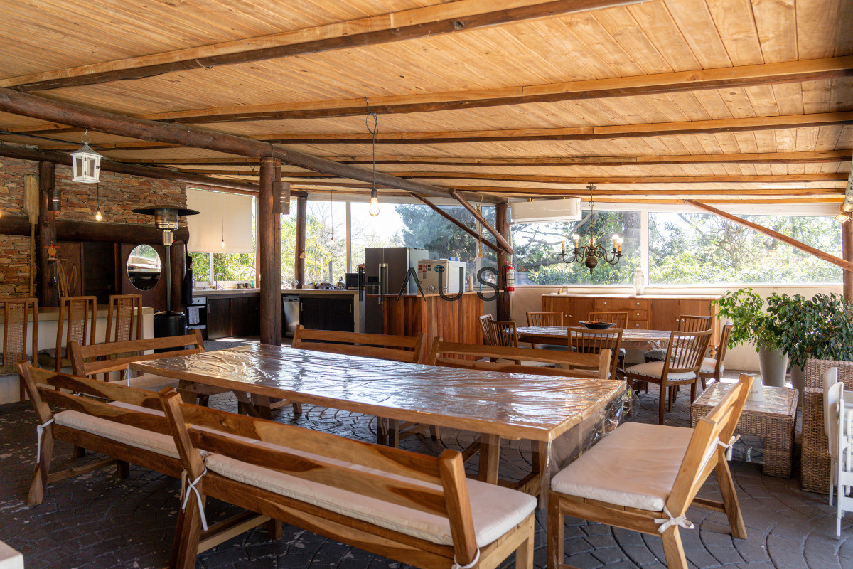 Casa ID.766 - Chalé 4 dorm 4 baños gran living, piscina grande + 2 deptos externos para renta. Terreno de 1700 m2 + 620 m2 construidos. Precio de Venta US$ 550.000.