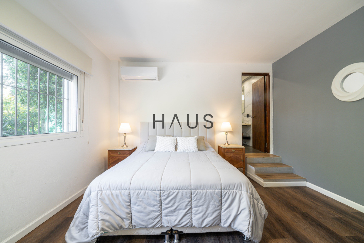 Casa ID.766 - Chalé 4 dorm 4 baños gran living, piscina grande + 2 deptos externos para renta. Terreno de 1700 m2 + 620 m2 construidos. Precio de Venta US$ 550.000.