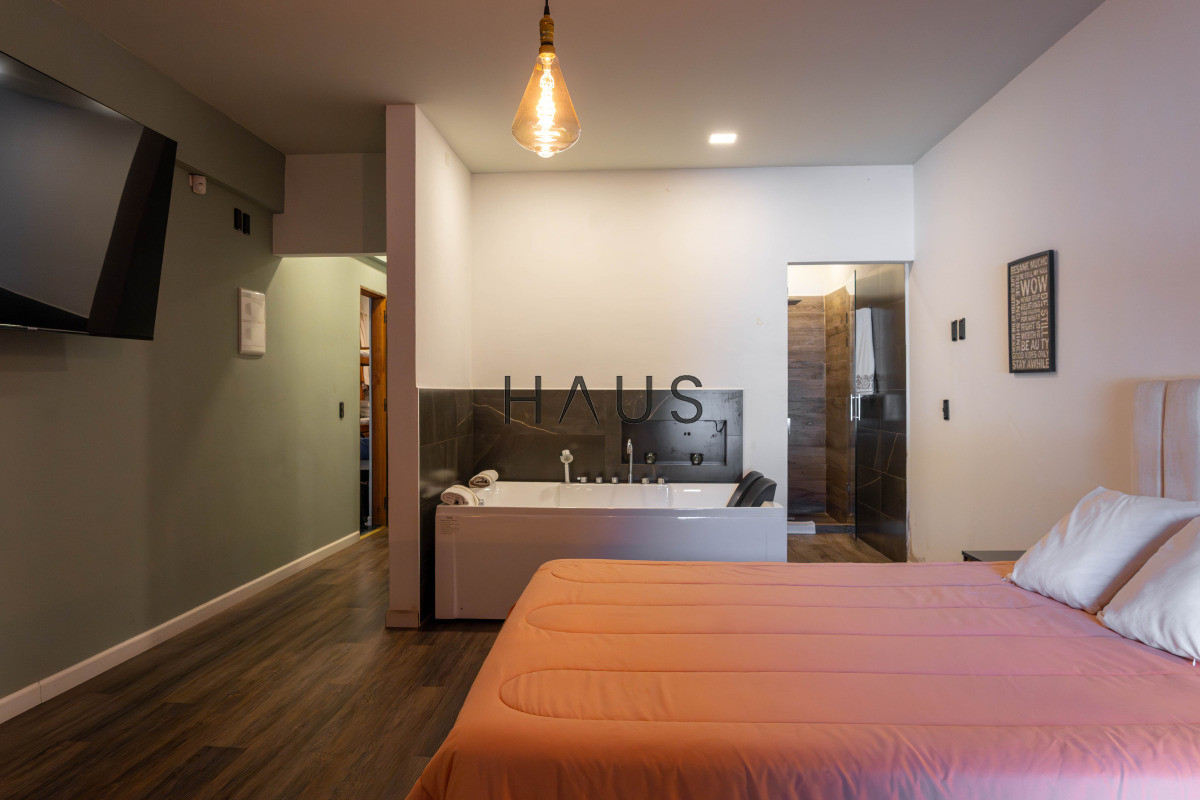 Casa ID.766 - Chalé 4 dorm 4 baños gran living, piscina grande + 2 deptos externos para renta. Terreno de 1700 m2 + 620 m2 construidos. Precio de Venta US$ 550.000.