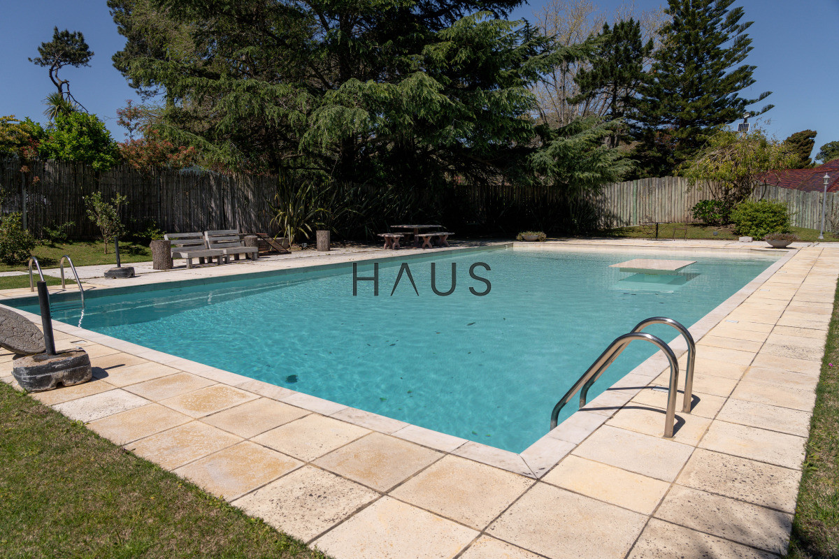 Casa ID.766 - Chalé 4 dorm 4 baños gran living, piscina grande + 2 deptos externos para renta. Terreno de 1700 m2 + 620 m2 construidos. Precio de Venta US$ 550.000.