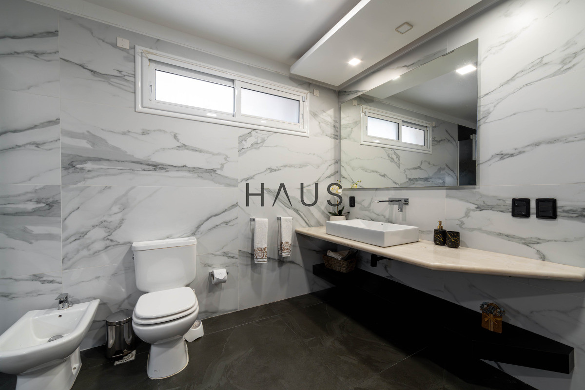 Casa ID.766 - Chalé 4 dorm 4 baños gran living, piscina grande + 2 deptos externos para renta. Terreno de 1700 m2 + 620 m2 construidos. Precio de Venta US$ 550.000.