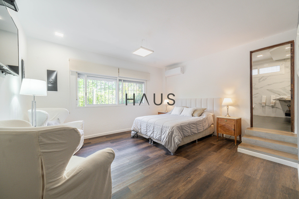 Casa ID.766 - Chalé 4 dorm 4 baños gran living, piscina grande + 2 deptos externos para renta. Terreno de 1700 m2 + 620 m2 construidos. Precio de Venta US$ 550.000.