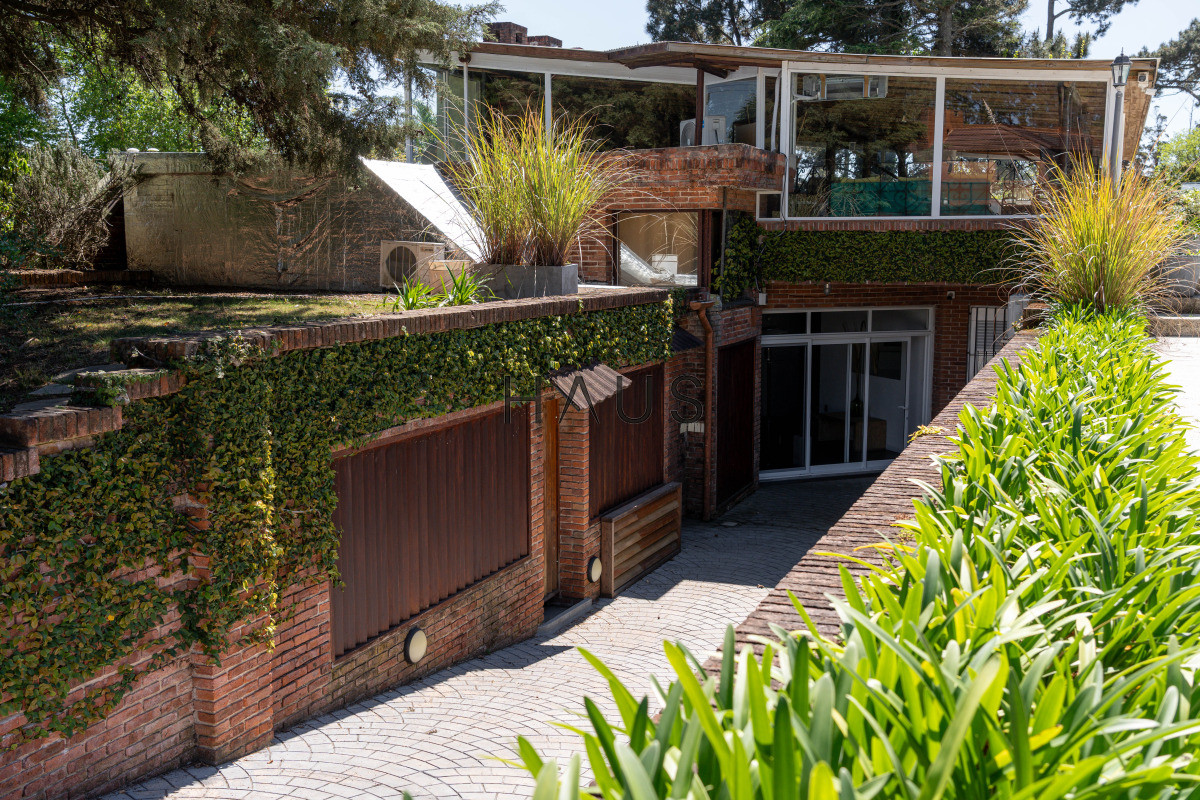 Casa ID.766 - Chalé 4 dorm 4 baños gran living, piscina grande + 2 deptos externos para renta. Terreno de 1700 m2 + 620 m2 construidos. Precio de Venta US$ 550.000.