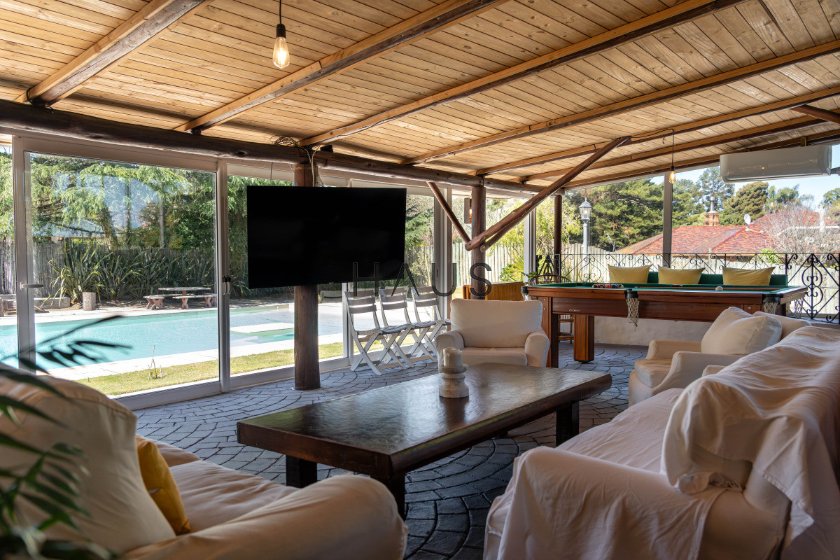 Casa ID.766 - Chalé 4 dorm 4 baños gran living, piscina grande + 2 deptos externos para renta. Terreno de 1700 m2 + 620 m2 construidos. Precio de Venta US$ 550.000.