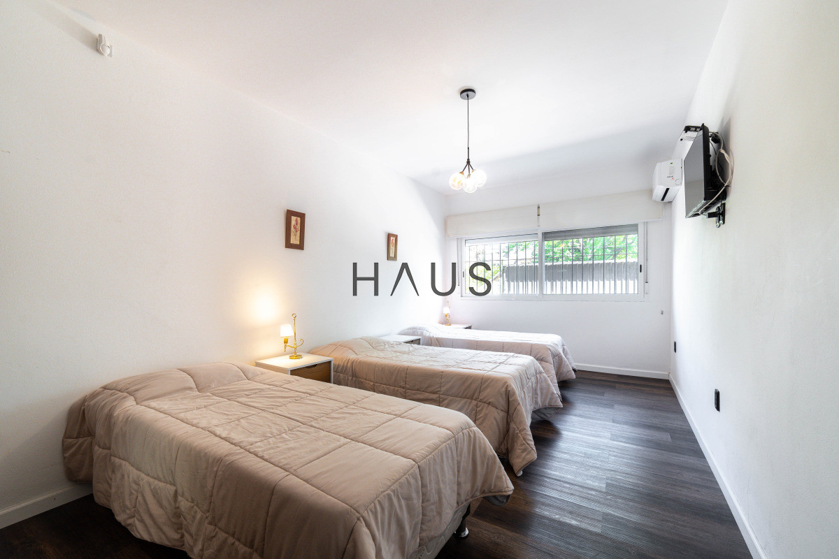 Casa ID.766 - Chalé 4 dorm 4 baños gran living, piscina grande + 2 deptos externos para renta. Terreno de 1700 m2 + 620 m2 construidos. Precio de Venta US$ 550.000.