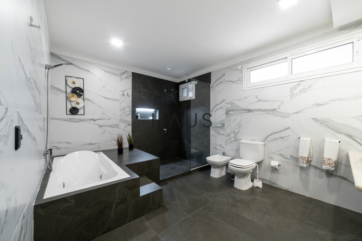 Casa ID.766 - Chalé 4 dorm 4 baños gran living, piscina grande + 2 deptos externos para renta. Terreno de 1700 m2 + 620 m2 construidos. Precio de Venta US$ 550.000.