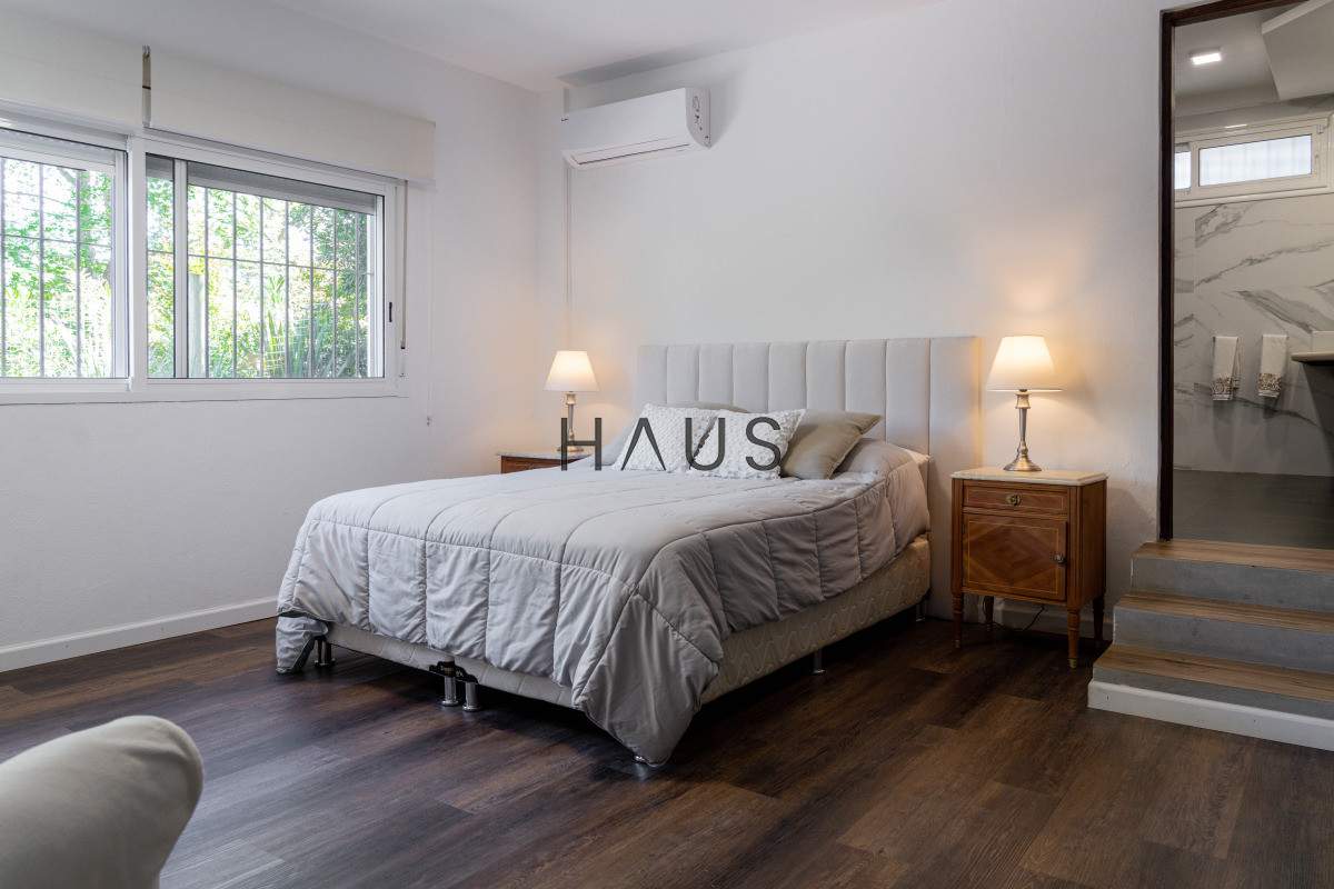 Casa ID.766 - Chalé 4 dorm 4 baños gran living, piscina grande + 2 deptos externos para renta. Terreno de 1700 m2 + 620 m2 construidos. Precio de Venta US$ 550.000.