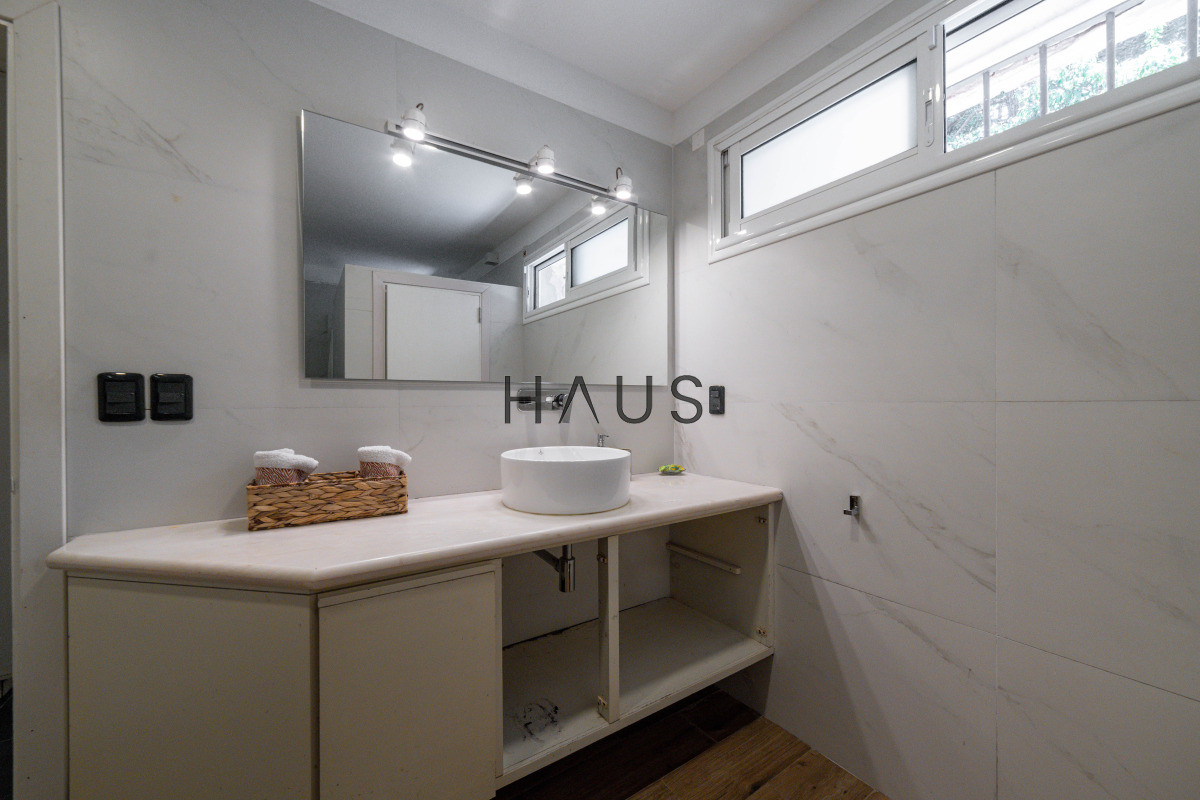 Casa ID.766 - Chalé 4 dorm 4 baños gran living, piscina grande + 2 deptos externos para renta. Terreno de 1700 m2 + 620 m2 construidos. Precio de Venta US$ 550.000.