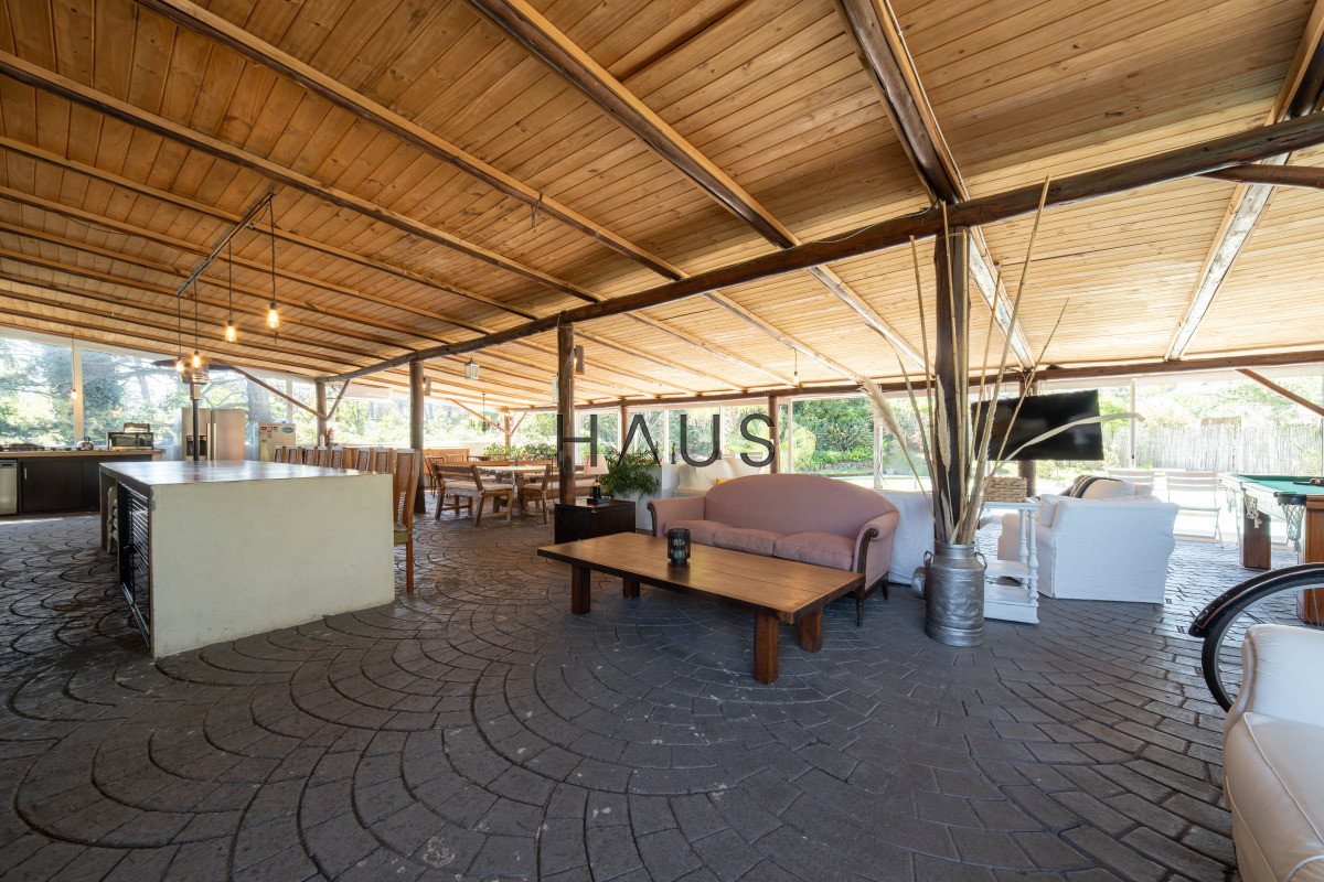 Casa ID.766 - Chalé 4 dorm 4 baños gran living, piscina grande + 2 deptos externos para renta. Terreno de 1700 m2 + 620 m2 construidos. Precio de Venta US$ 550.000.
