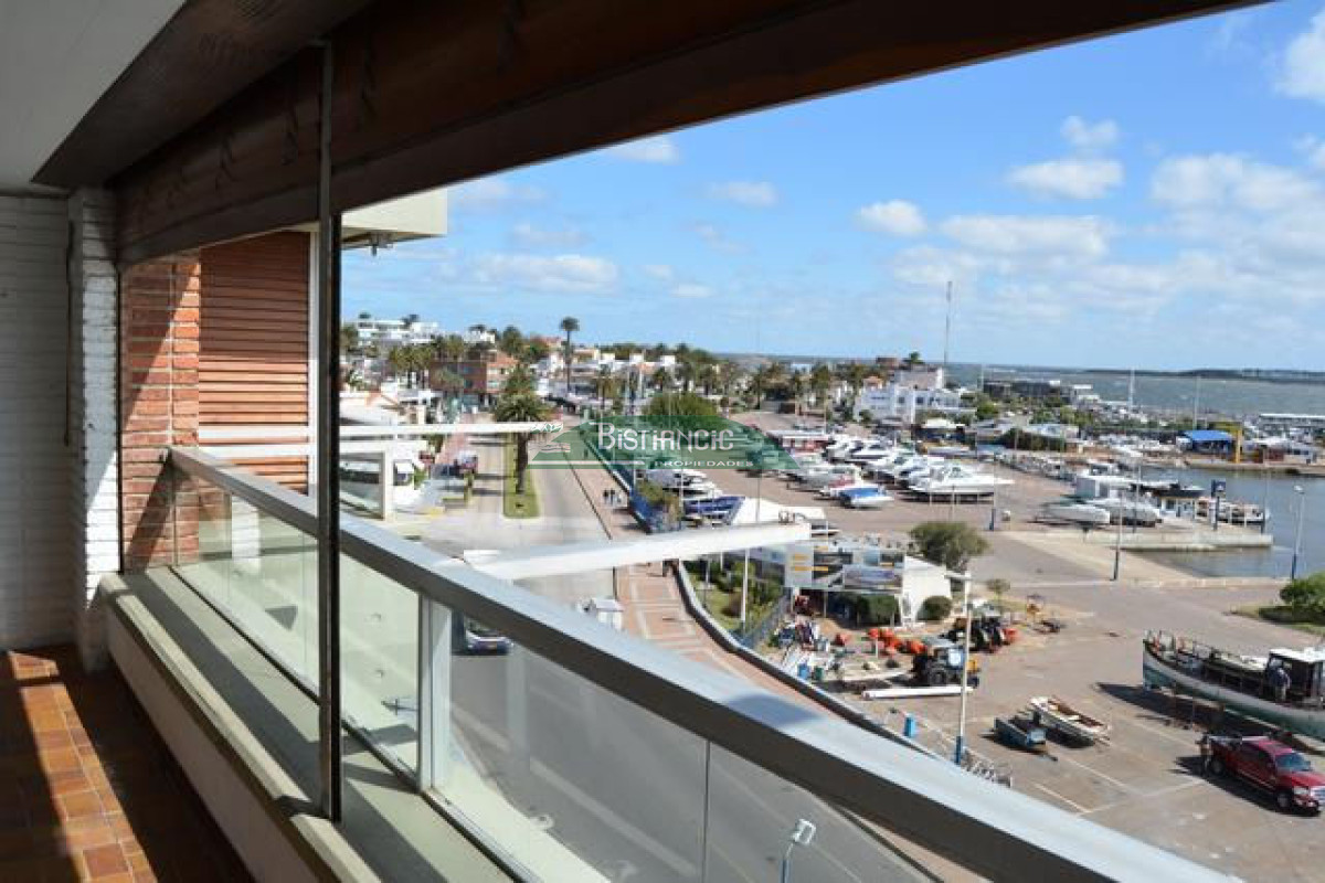 ALQUILER DE TEMPORADA Apartamento en Puerto, Punta del este, con excelente ubicación. 3 dormitorios, 3 baños, terraza y garaje