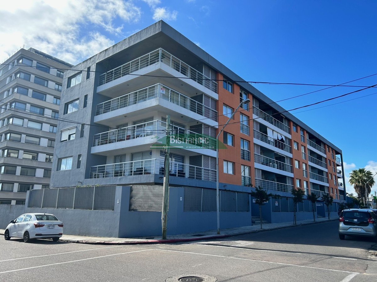 Centro Maldonado depto 1dorm y medio con cochera y ascensor, alquilado, venta US$ 98000 .