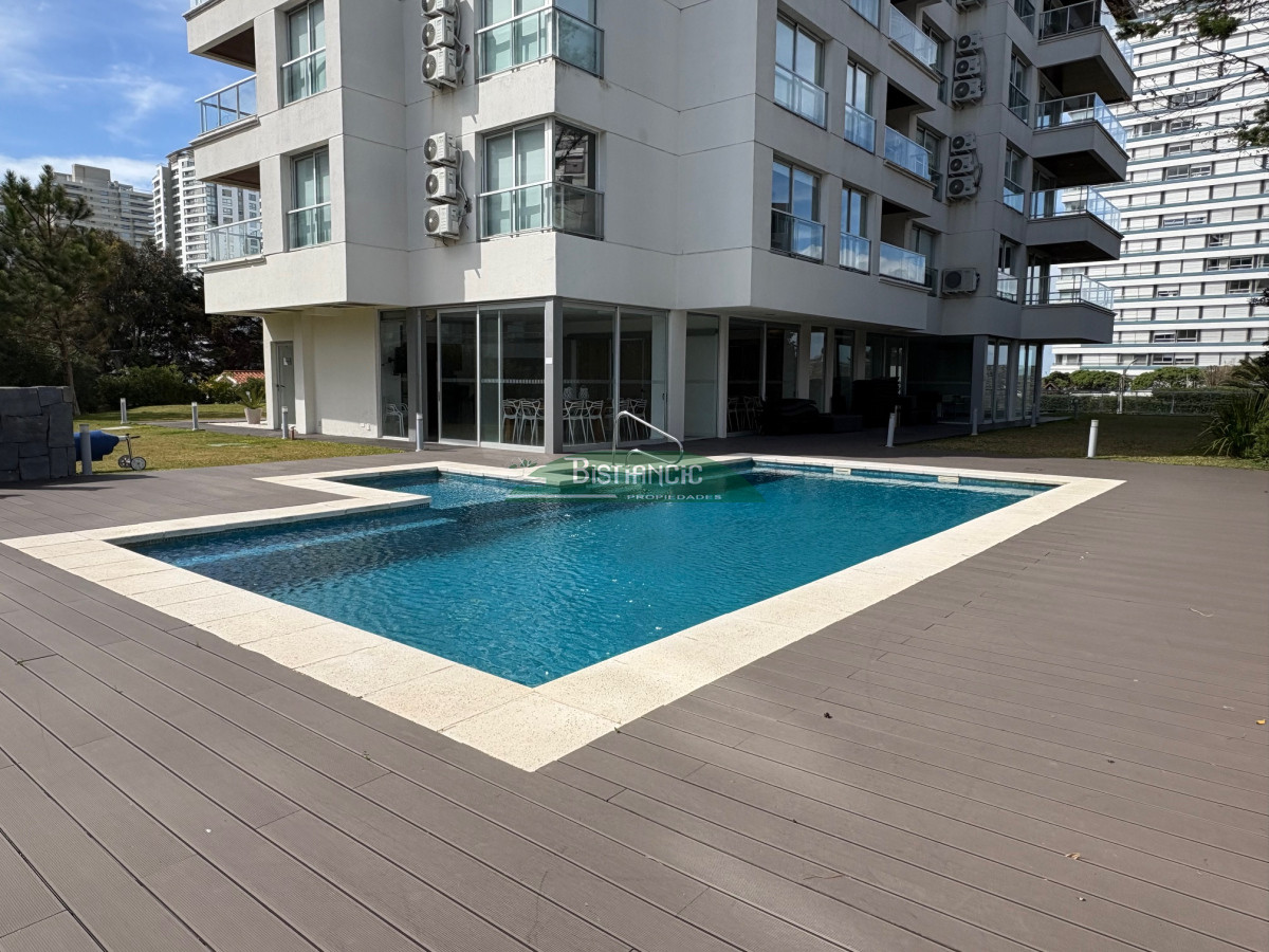 Apartamento ID.2990 - Playa Brava moderno depto equipado 2 dorm 2 baños balcón con vista al mar piscina parrilleros garaje US$ 275.000.