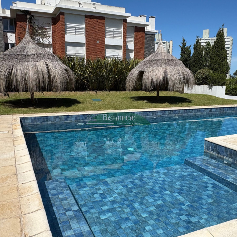 Apartamento ID.927 - Departamento PB con jardín , 3 dorm 2 baños , living com, cocina, amplio y moderno, garaje, baulera, piscina, mucamas. Venta US$ 350.000.