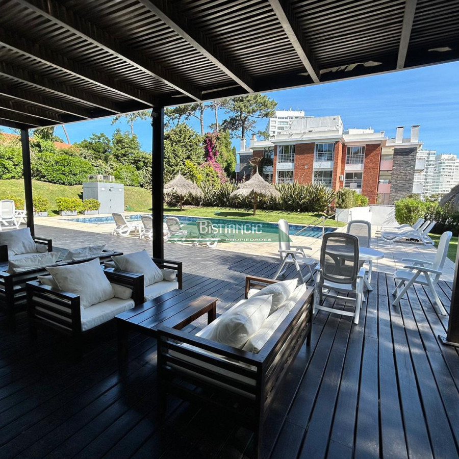 Apartamento ID.927 - Departamento PB con jardín , 3 dorm 2 baños , living com, cocina, amplio y moderno, garaje, baulera, piscina, mucamas. Venta US$ 350.000.