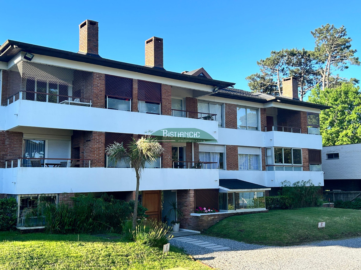 Apartamento ID.1614 - ALQUILER DE TEMPORADA Apartamento cómodo en barrio Country, 3 dormitorios, 2 baños, terraza con parrillero y cochera