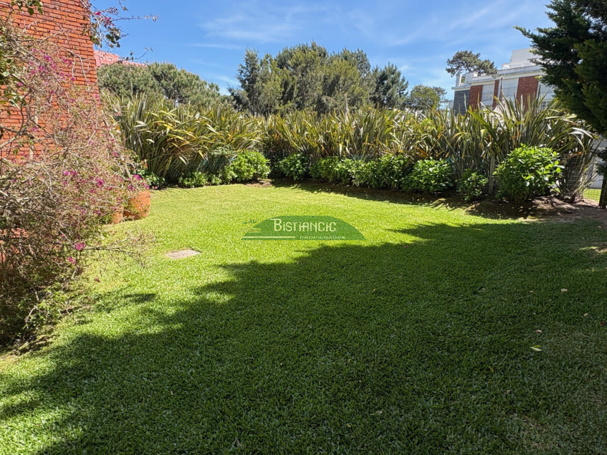 Apartamento ID.3005 - Apartamento de 3 dorm 3 baños con gran jardín, calefacción, garaje, servicio, realmente único!