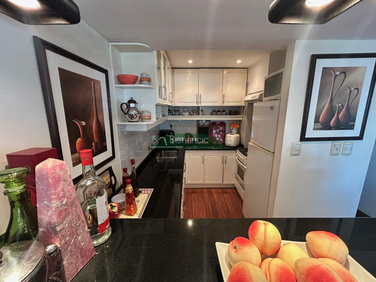 Apartamento ID.2949 - Alquiler Anual. Mansa Departamento de 4 dorm 3 baños frente al mar impecable con cochera. US$ 1600.